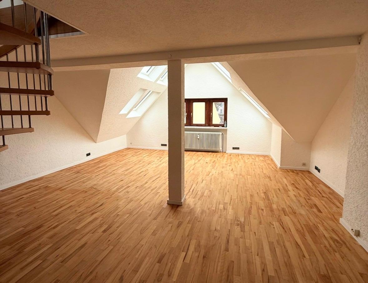 Dachgeschoss nach der Renovierung mit hell gestrichener Decke und neuem Holzboden