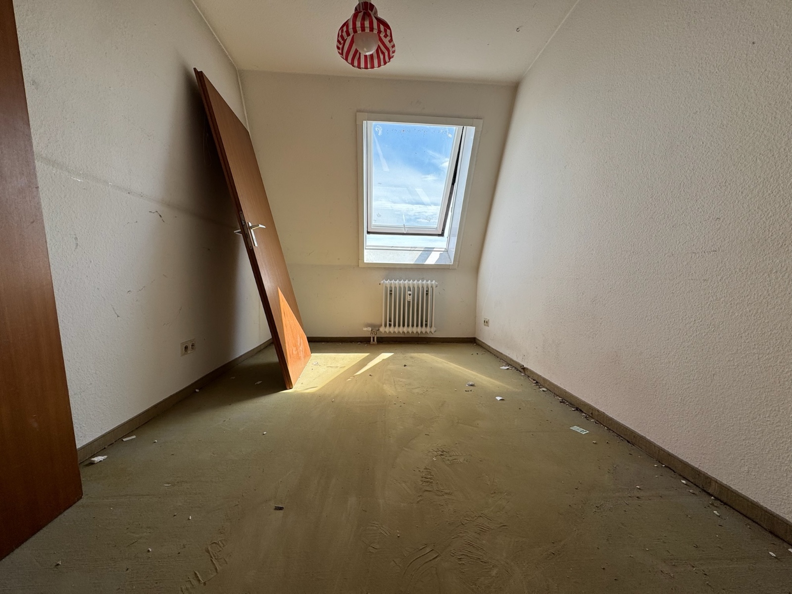 Dasselbe Zimmer nach Entrümpelung und Entsorgung: vollständig leergeräumt und besenrein