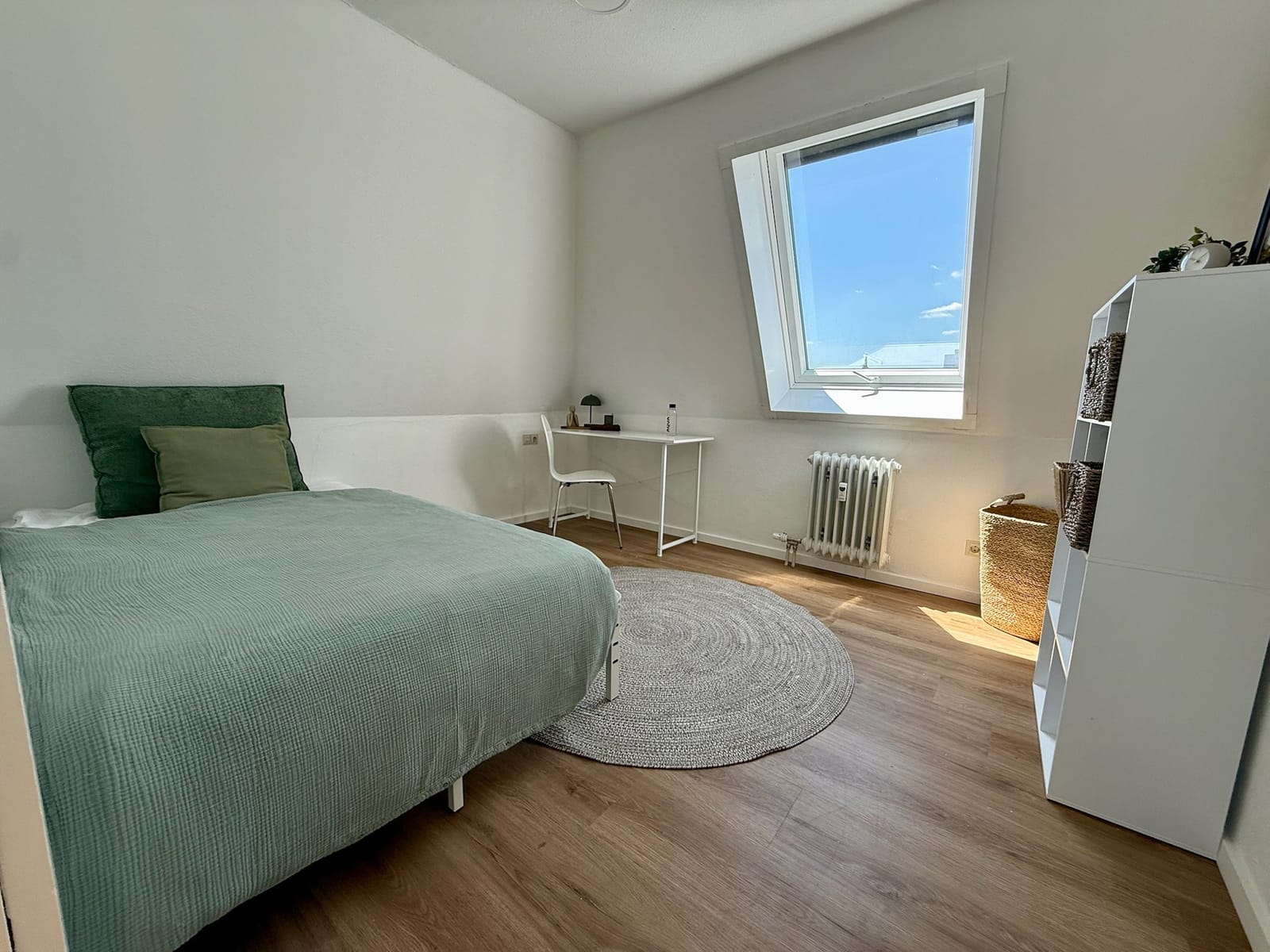 Schlafzimmer nach der Renovierung mit neuem Boden in Holzoptik